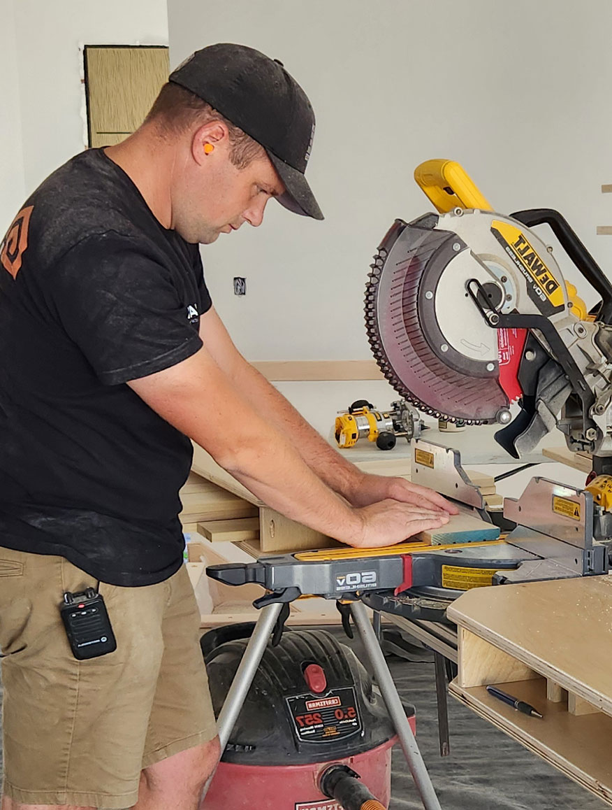 jamie-vis-construction-javis-canada JAVIS Construction & Build - Jamie Vis working on machine